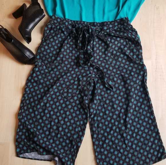 Torrid Geo Print Wide Leg Crop Selftie Pant - Picture 1 of 13